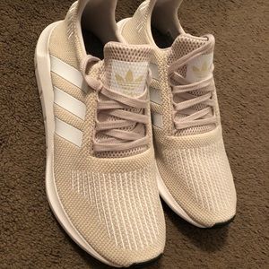 ADIDAS SWIFT RUN WOMENS